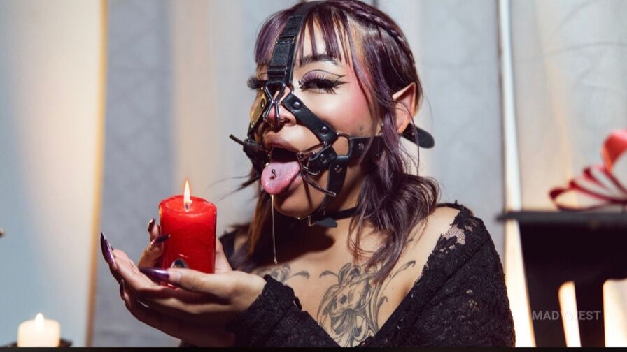 Watch MadyWestt live on Hotmaturetubes