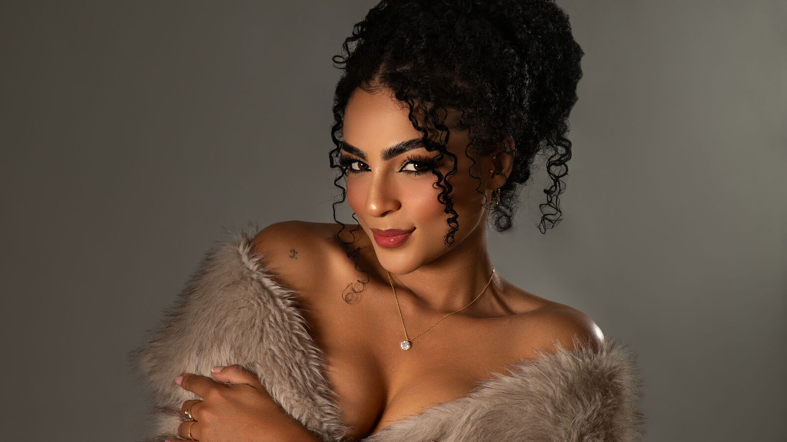 ZoeRiveira glamour portrait