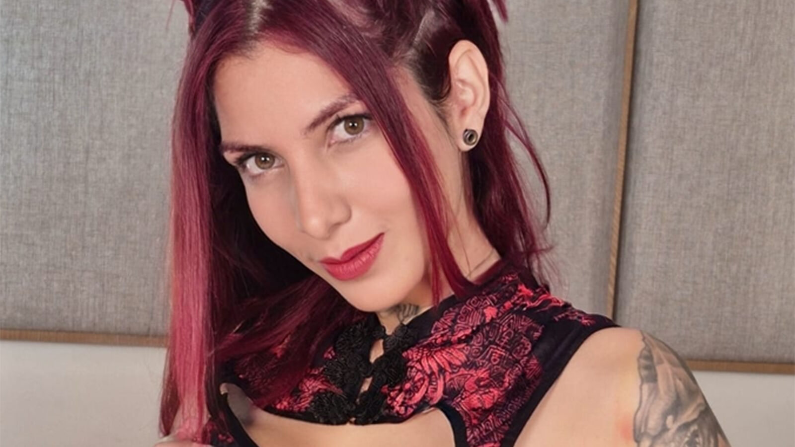 LaiaMclaen erotic portrait