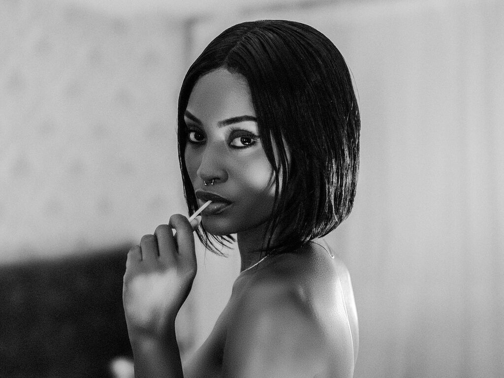 LarissaMartini from Web Night Cam