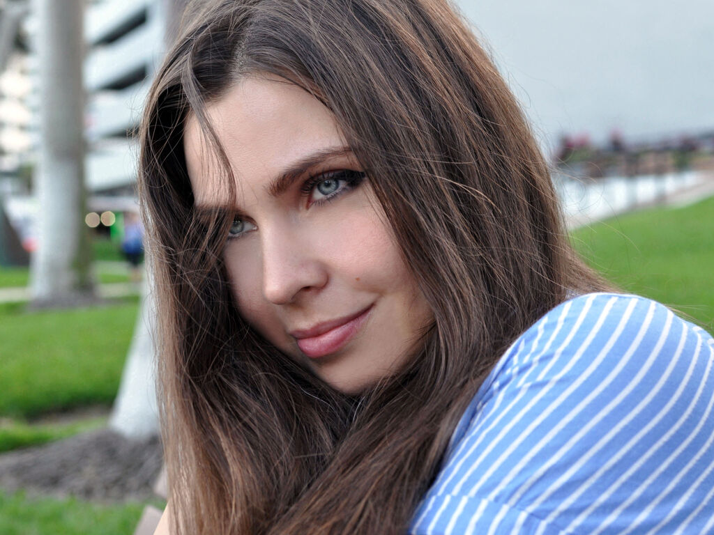 AnnaMuti private cam girl preview