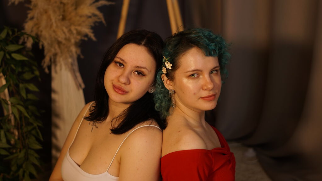 EadlinAndSynnove live cam model at LiveJasmin