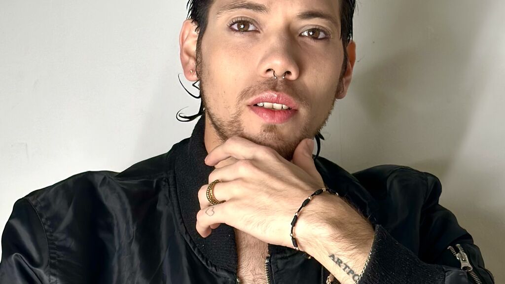Live Chat with LucaasZhaakhaart on LiveJasmin