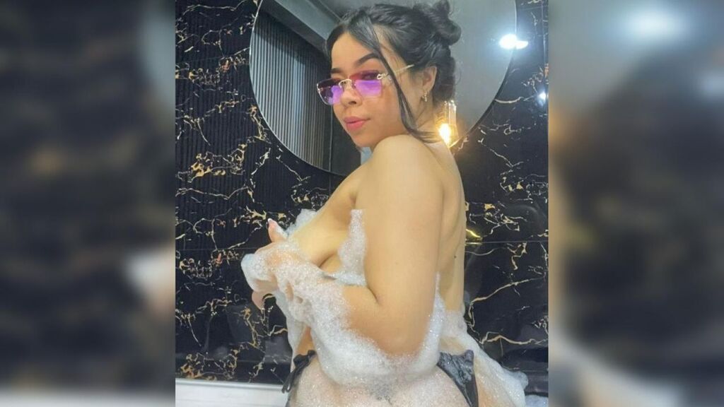 Watch  NikoleEvans live on LiveJasmin