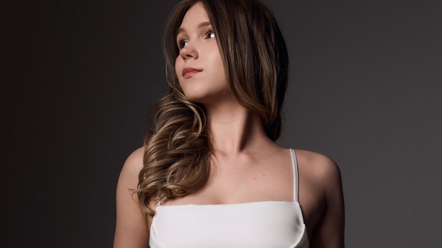 Watch LinaKorvin live on Fleur Mature
