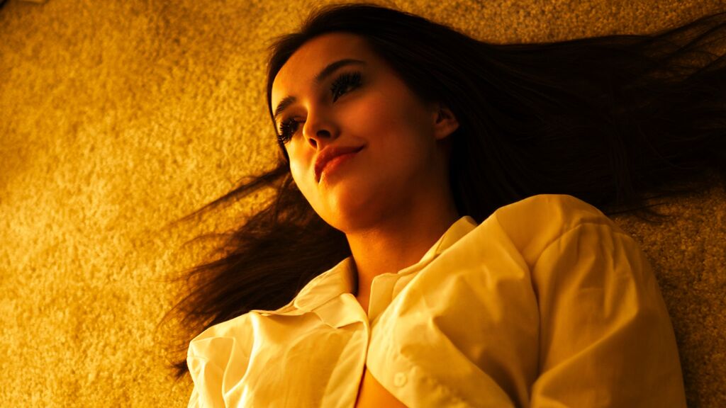 ShiningHelen live cam model at LiveJasmin