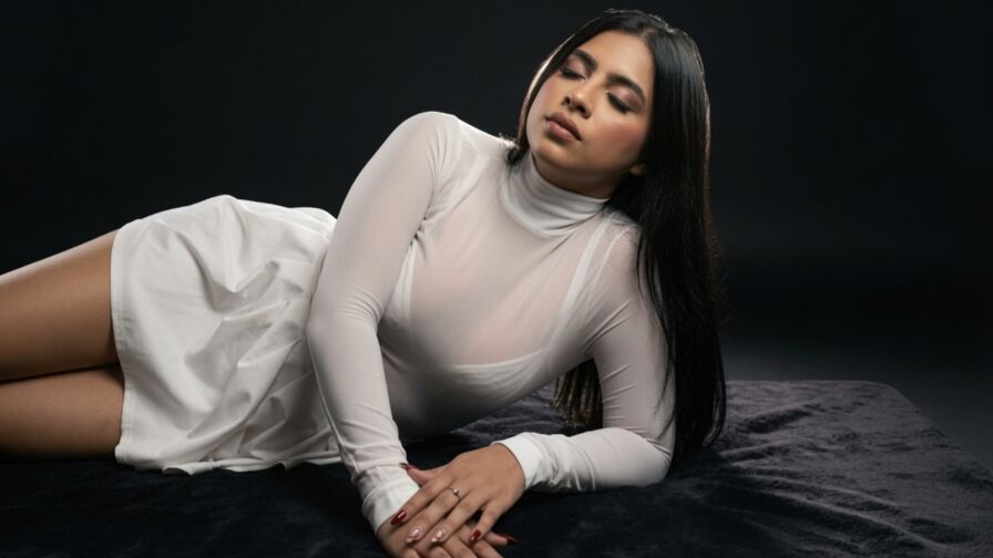 EstefaniRous – Female | Glam Magazine