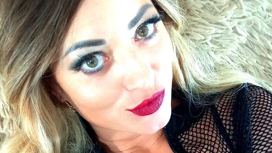 Watch LionessoneForu live on Sex Girls Blend