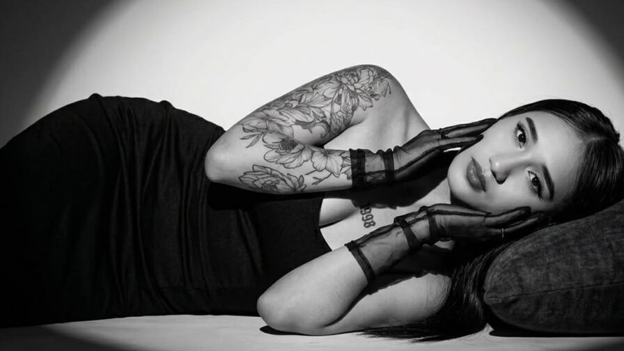 Watch LisaNoback on CoolMagazineOnline.com