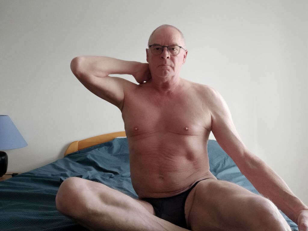 ElioJames Nude