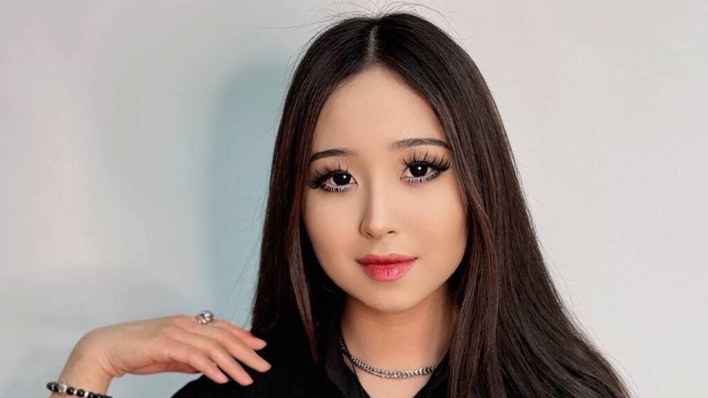 Sex chat gratuit in direct cu ElletteCoppedge pe LiveJasmin
