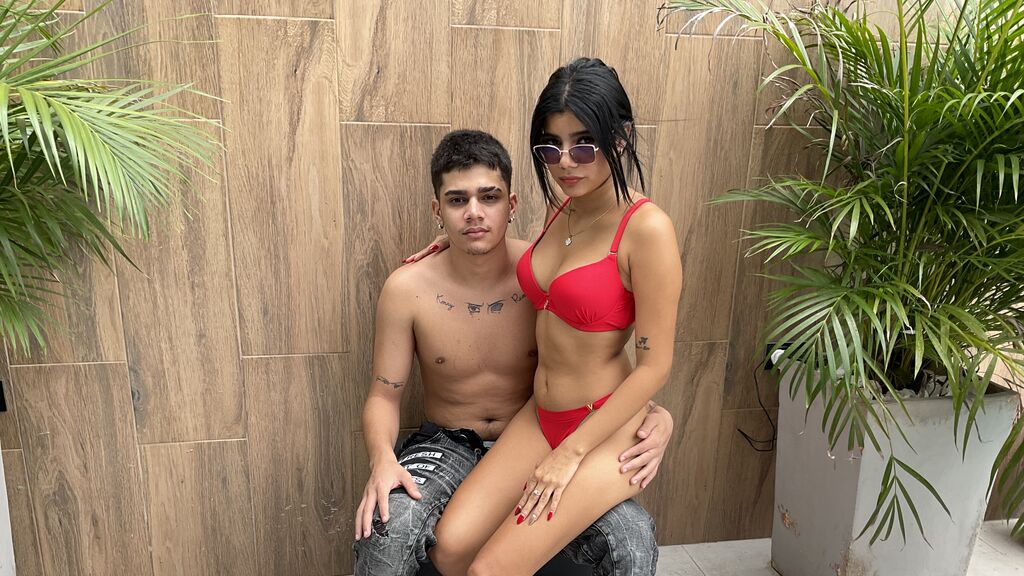 Watch RileyAndChriss live on cam on LiveJasmin
