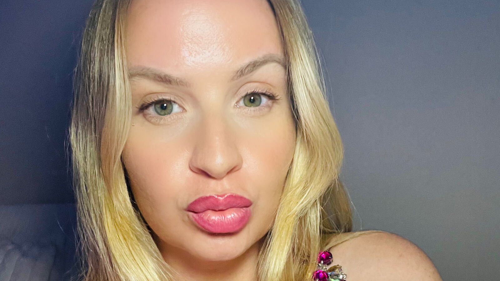 PeachyyBunnyy erotic portrait