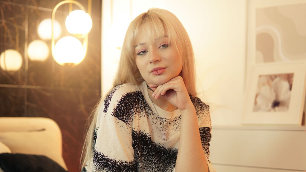 LolaNewton live cam model at LiveJasmin
