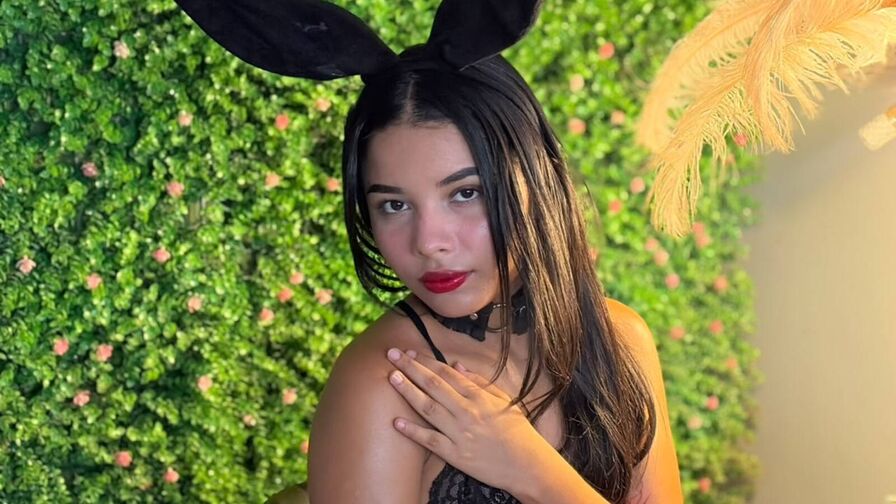 CloeArcia – Female | Glam Magazine