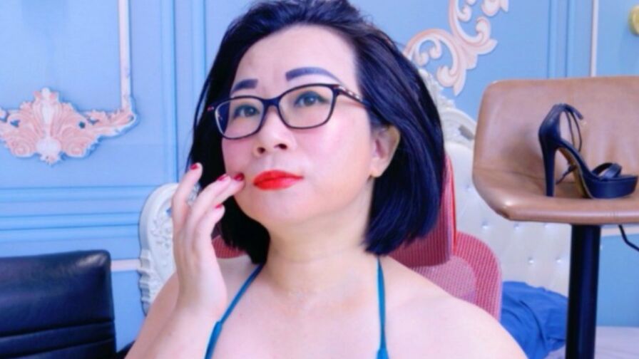 Watch LucianaMecacci live on shemalefreeporn.net