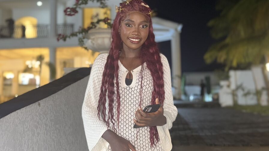 Watch Peals live on Fleur Mature