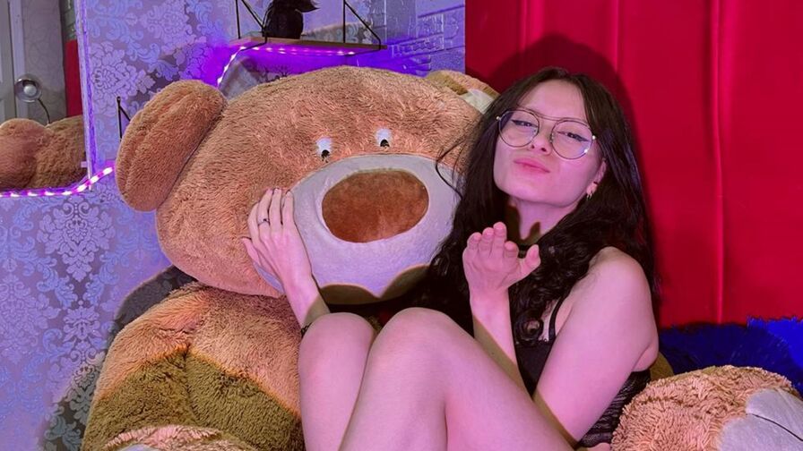 NaomiMolie live cam model
