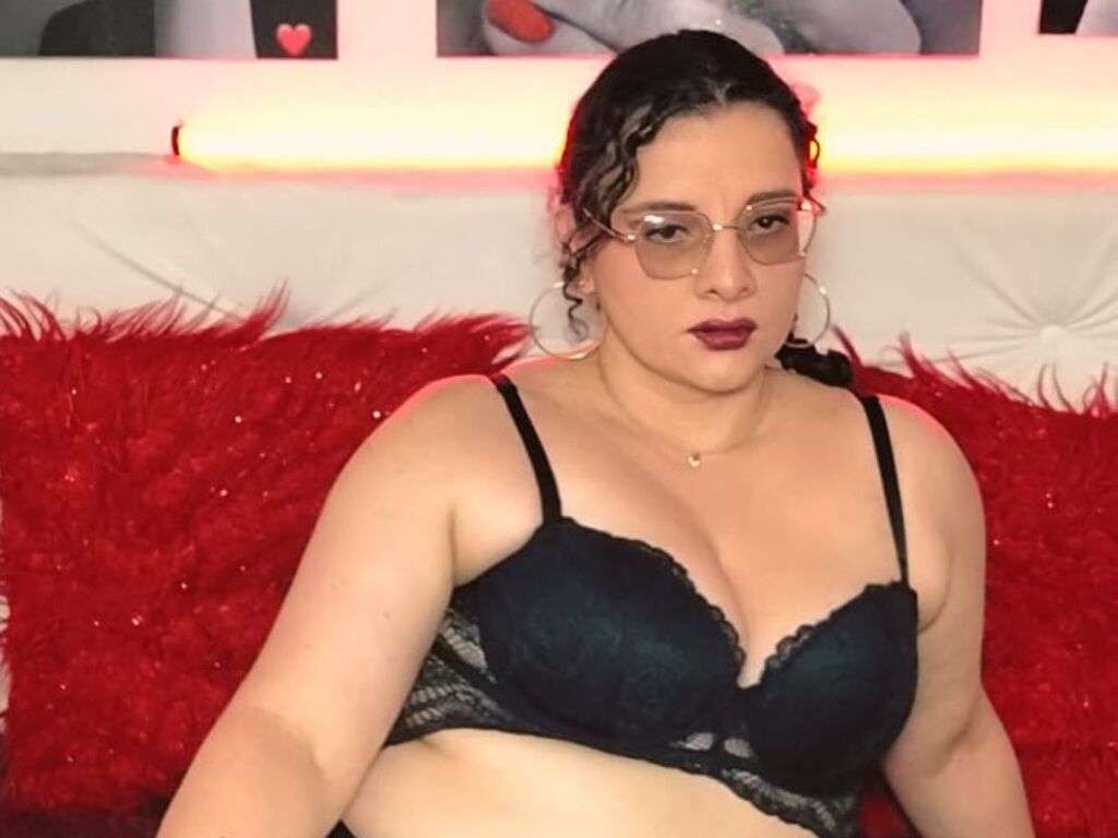 AlejaRomanova mature live webcam image