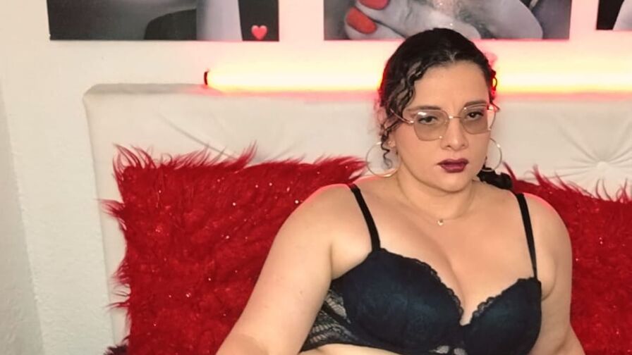 Watch AlejaRomanova live on Sex Girls Blend
