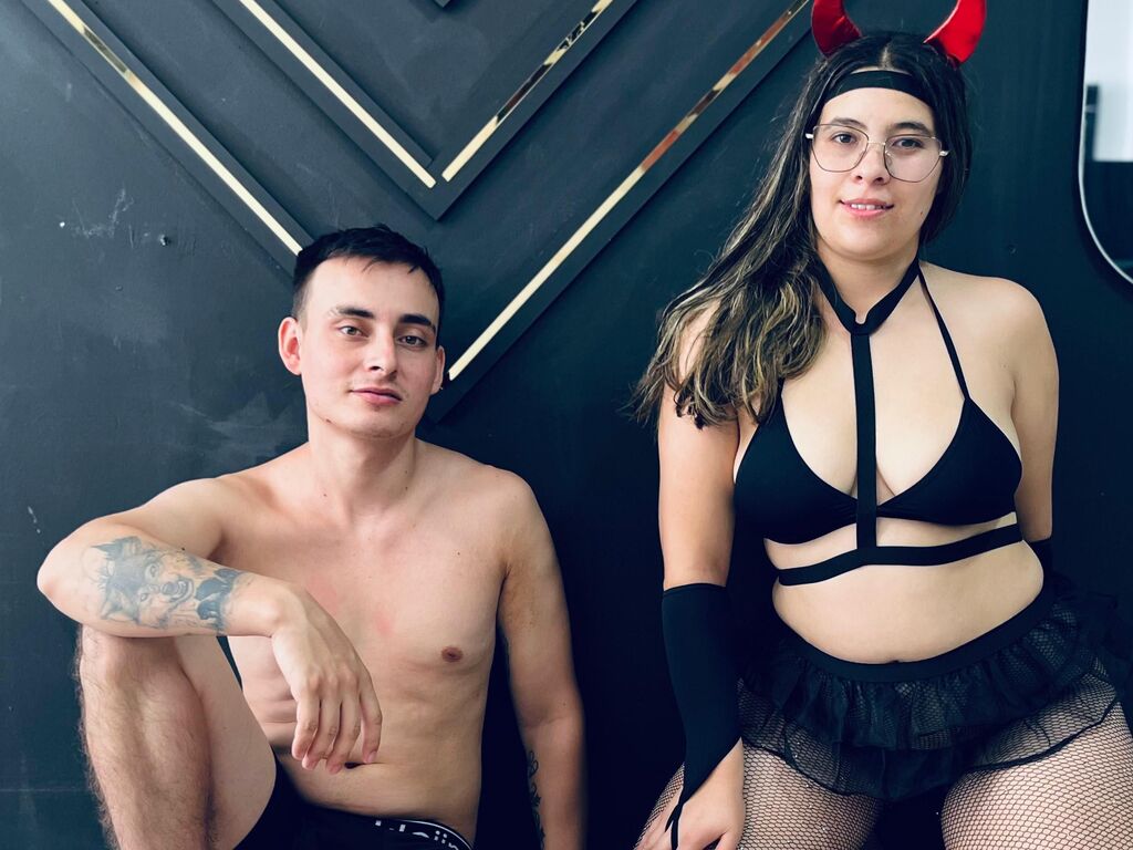 BritanyAndMurdok live couple webcam preview