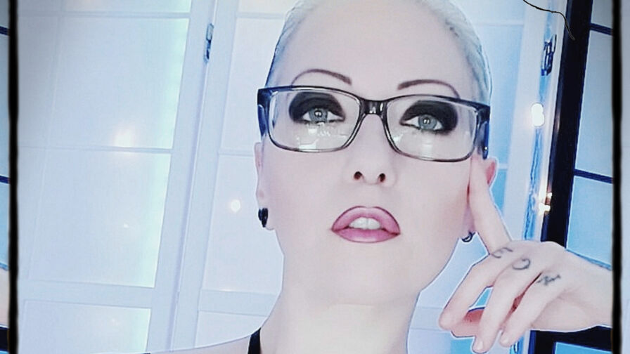 Free Naked LeslieEden
