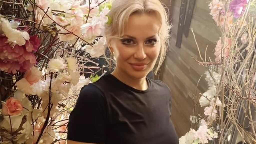 Watch NatalyWilson live on cam on LiveJasmin