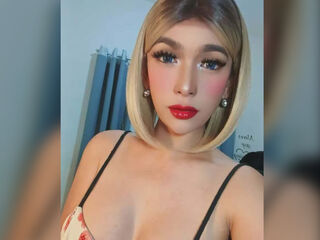 KiziaFox is a webcam model, age 31