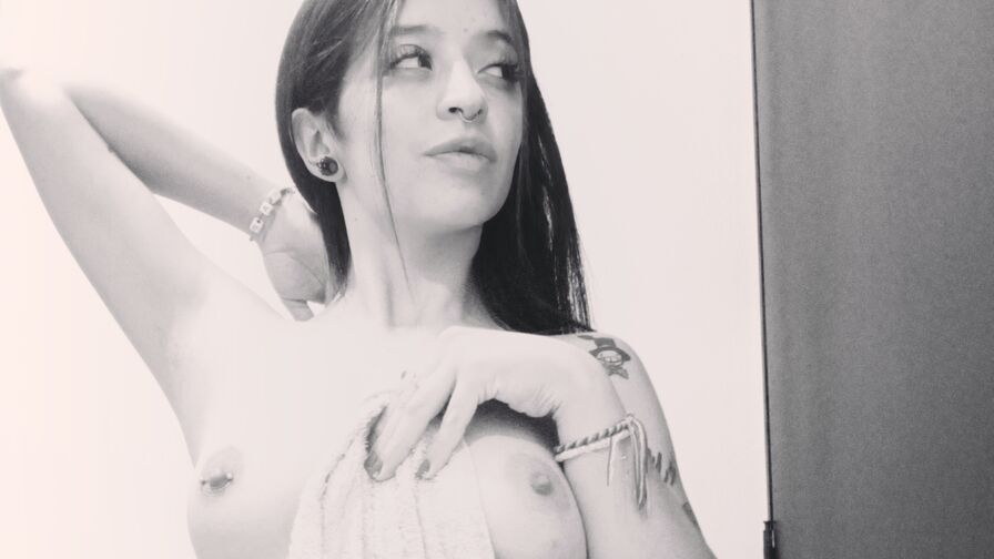 AteneaRouge live cam model