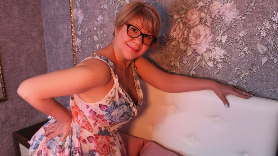 Watch JillHaris live on Fleur Mature