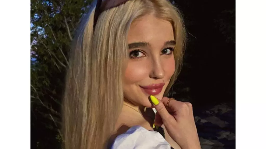 AlphinaClark's chat room