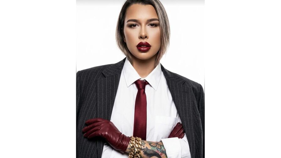Watch CapriAndersen live on Fleur Mature