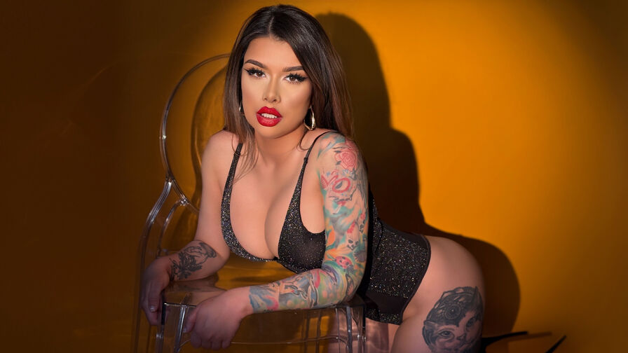 CapriAndersen – Female | Peachy Milf