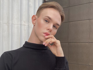 20 skinny white male auburn hair green eyes MartinMendez