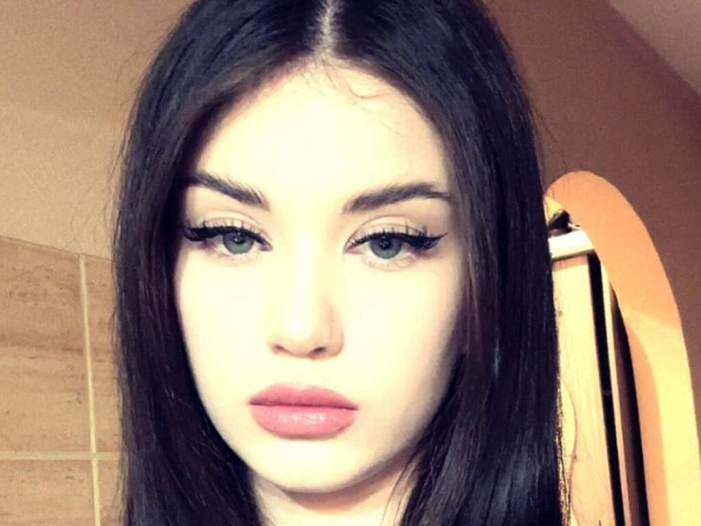 MonaCarterr age 18