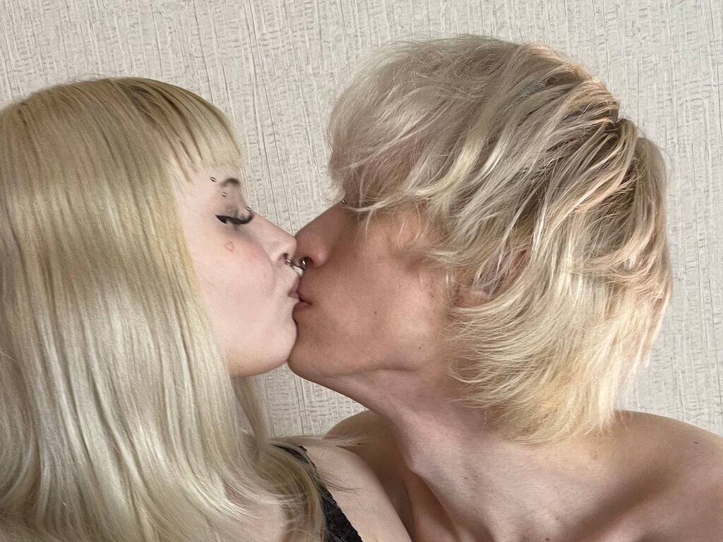 MollyNeet live couple webcam preview