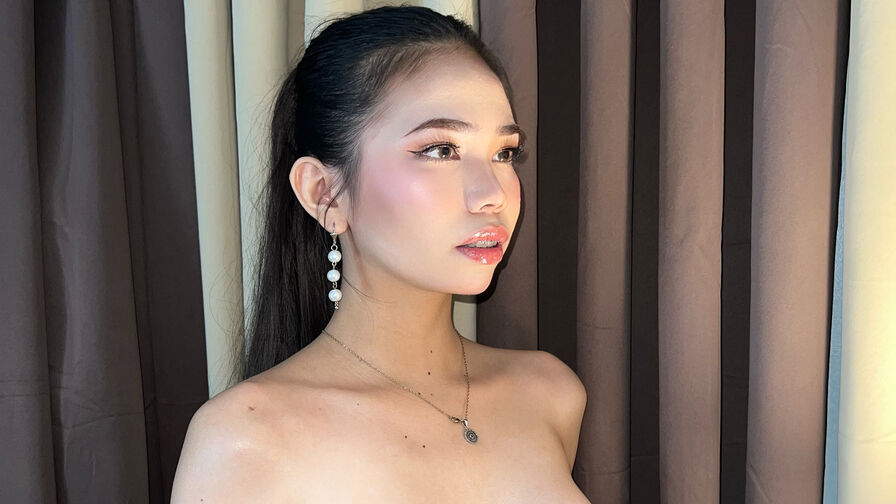 YlianaGivenchy live cam model