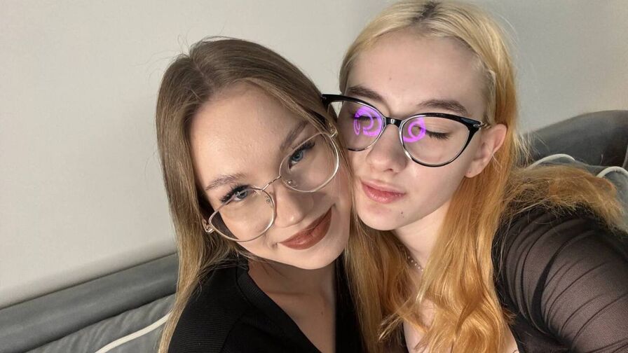 BlissAndDoretta's live cam