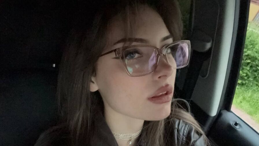 Watch SisMiora live on shemalefreeporn.net