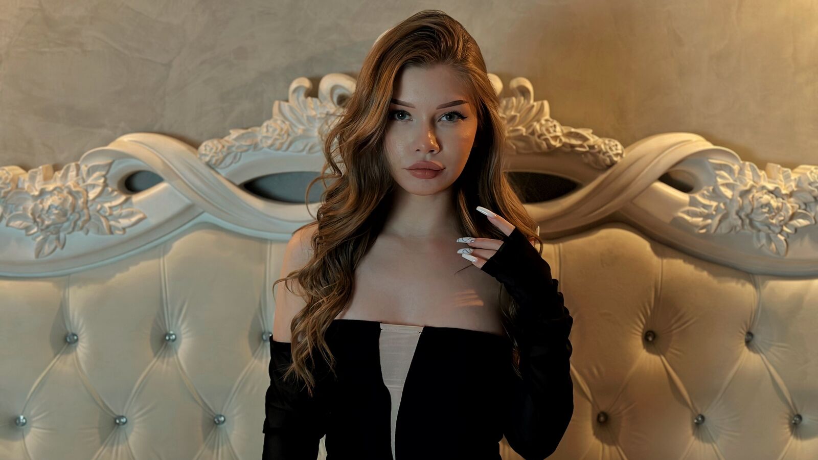 LuunaSakurai erotic portrait