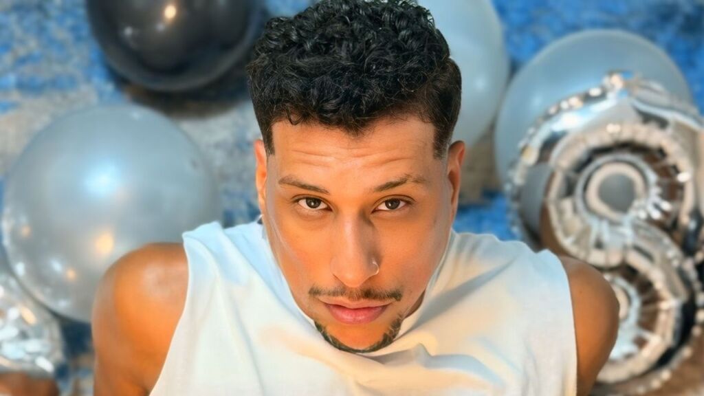 Live Chat with CamilOrtego on LiveJasmin