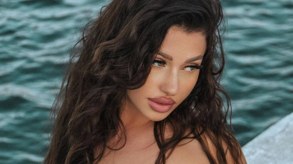 Watch  AlisaDiLaurentis live on LiveJasmin