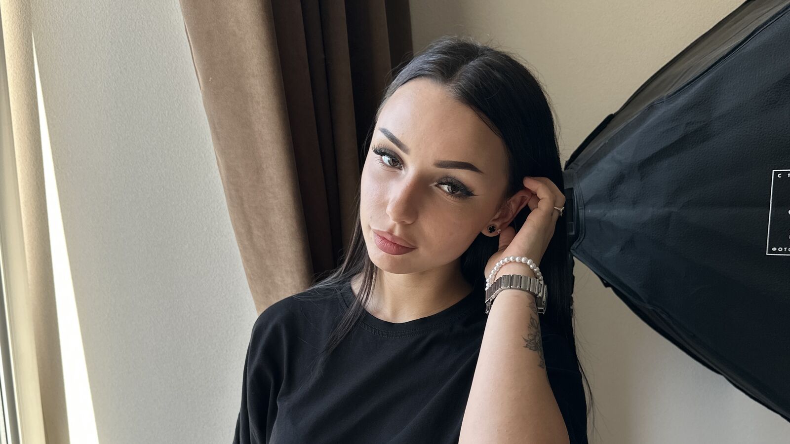 MayaPratt erotic portrait