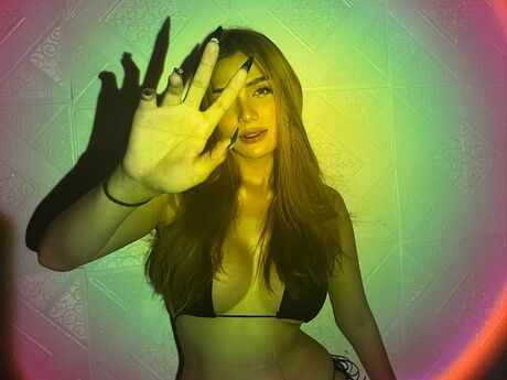 Chat with IsabellCruz