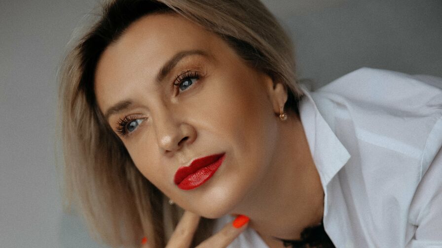 Watch SandraAlissa live on Fleur Mature