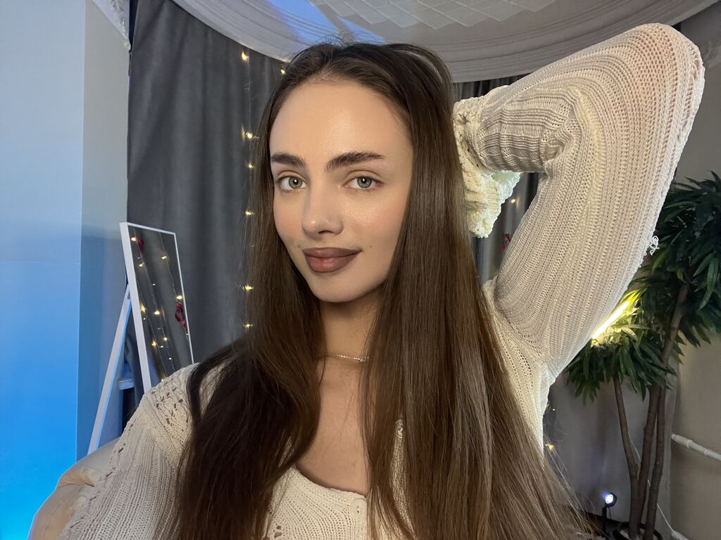 SaraLinton model profile storefront photo