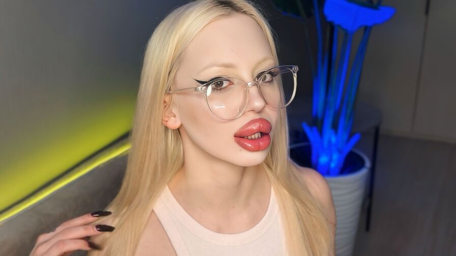 Watch LunaBeverly on CoolMagazineOnline.com