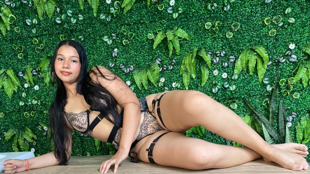 Watch SashaSantini live on cam on LiveJasmin