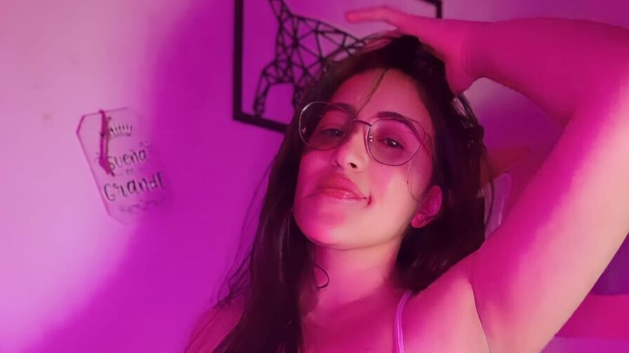 Watch EdyWeyr live on Fleur Mature