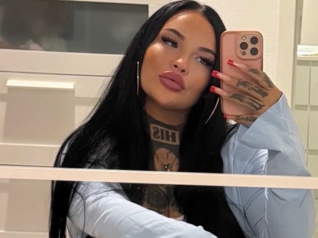 MelinaCurves live cam performer profile